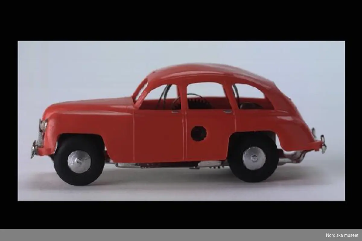 Inventering Sesam 1996-1999:
L 10 cm
B 4,3 cm
H 4,0 cm
Vanguard modell från 1948, röd plastbil med öppna fönster, detaljer av metall, svarta gummidäck. Fjäderverk, nyckel saknas. Underrede med präglad märkning: "TRI-ANG/MINIC TOYS/MADE IN ENGLAND". Enligt bilaga inköpt av givaren för 2,25 1951 på Epa, Stockholm. Givaren samlare av leksaksbilar 1947-1952, se inv.nr. 263.905 - 264.120.
Bilaga
Helena Carlsson 1996