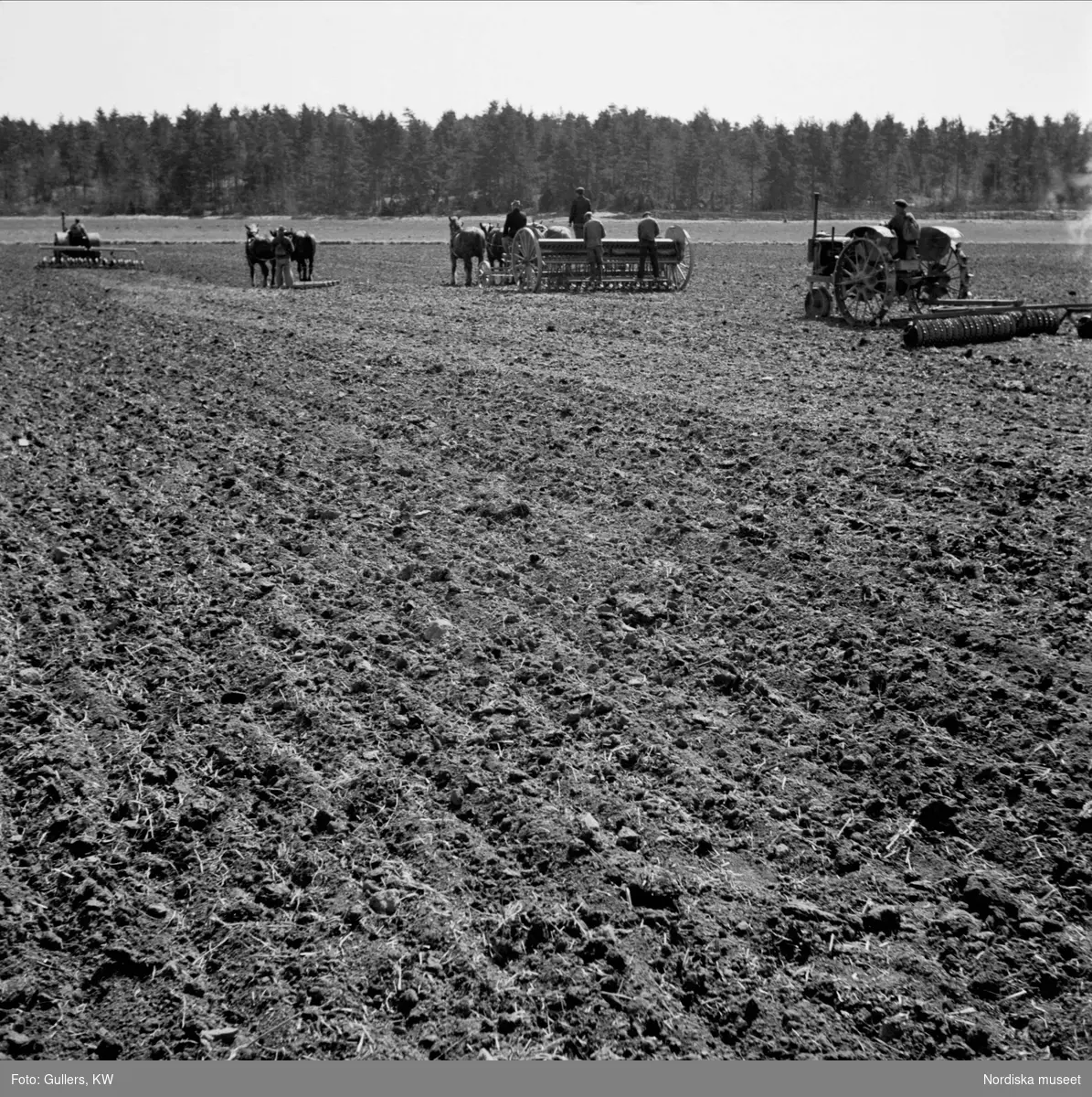 Bönder med häst och traktor i arbete med jordbruket.