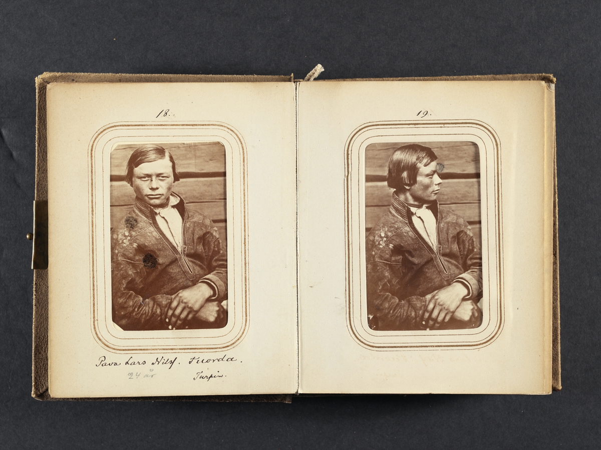Porträtt av Pava Lars Nilsson Tuorda, 24 år, Tuorpons sameby. Ur Lotten von Dübens fotoalbum med motiv från den etnologiska expedition till Lappland som leddes av hennes make Gustaf von Düben 1868.