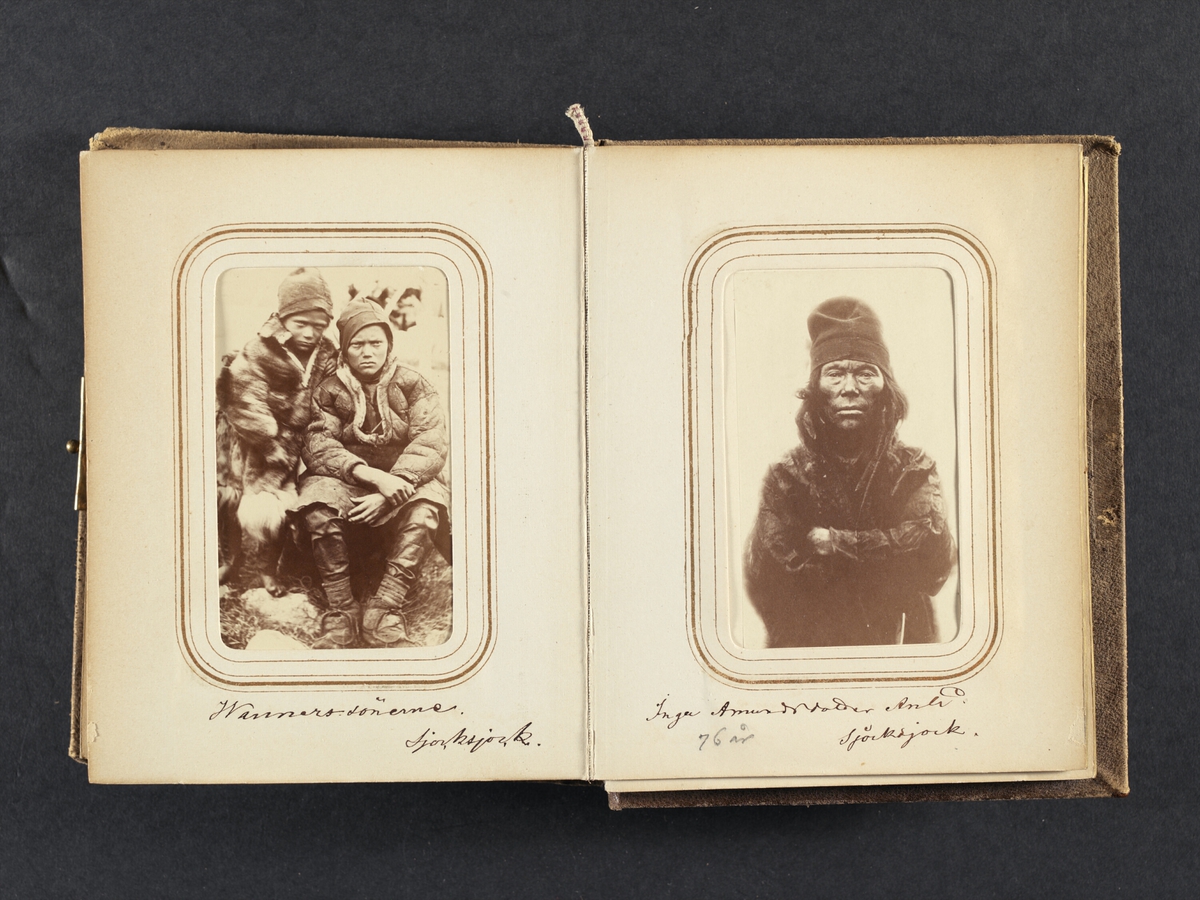 Per och Lotso Vannars söner, Sjokksjokks sameby, Jokkmokks sn. Ur Lotten von Dübens fotoalbum med motiv från den etnologiska expedition till Lappland som leddes av hennes make Gustaf von Düben 1868.