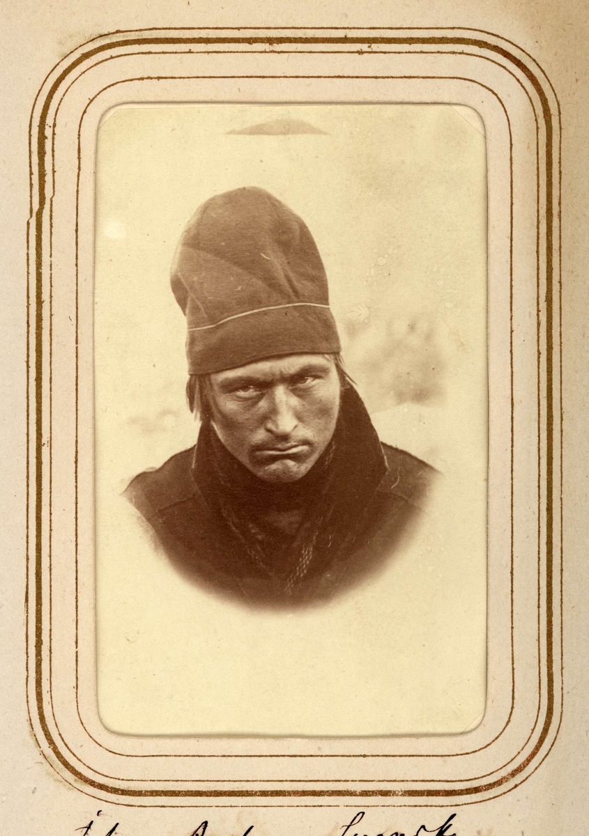 Porträtt av Johan Anders Svensk, 25 år, Jokkmokk. Ur Lotten von Dübens fotoalbum med motiv från den etnologiska expedition till Lappland som leddes av hennes make Gustaf von Düben 1868.