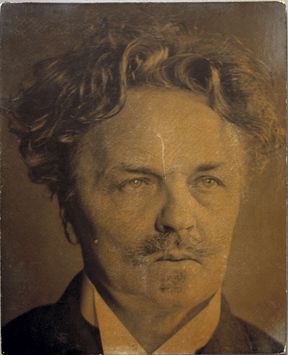 August Strindberg var författare och dramatiker, men även konstnär och fotograf. Han sökte ständigt nya konstnärliga uttrycksformer och det blev naturligt för honom att experimentera med fotokonsten på olika sätt. Han tog flera välkända självporträtt och intresserade sig även för astronomisk fotografi och färgfotografi.