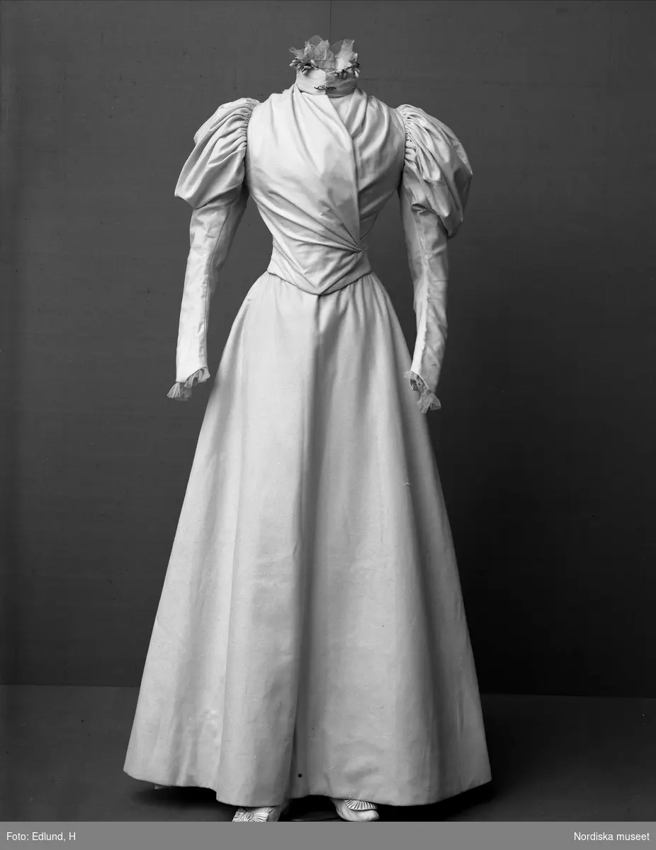 Bröllop. Brudklänningar som tillhört Augusta Torpadie, f. Linge. "En med denna identisk bruddräkt tillhör Nordiska museet: inv nr 186044a-b"