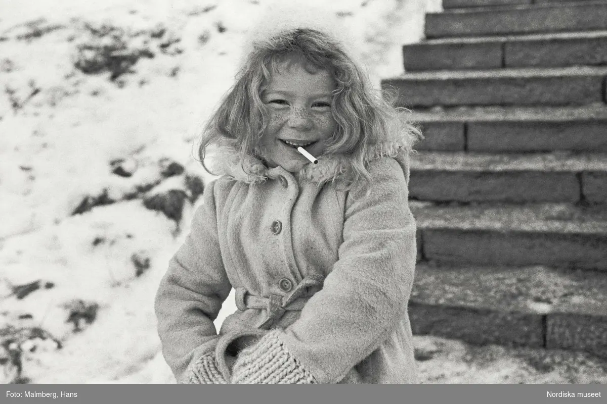 Aspudden, Stockholm 1970. Flicka med chokladcigarett i munnen.