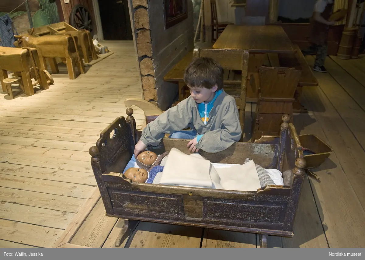 Lekstugan i Nordiska museet. Emil 7 år leker.