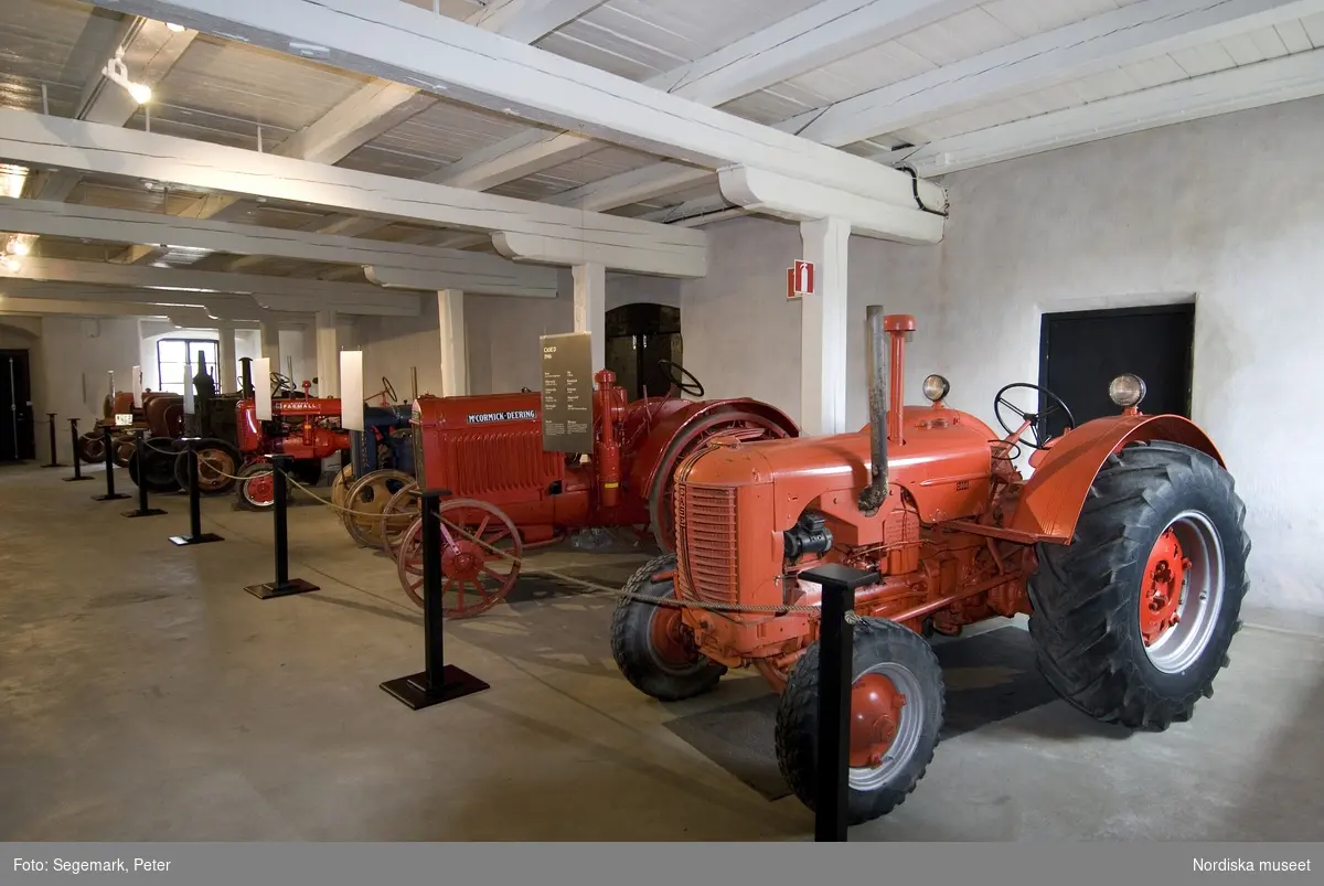 Traktorutställning, "Traktorer med drag",  första utställningen. Visning av traktorer , arbetsmaskiner och redskap tillverkade 1917-1950, Julita gård, juni 2007.
