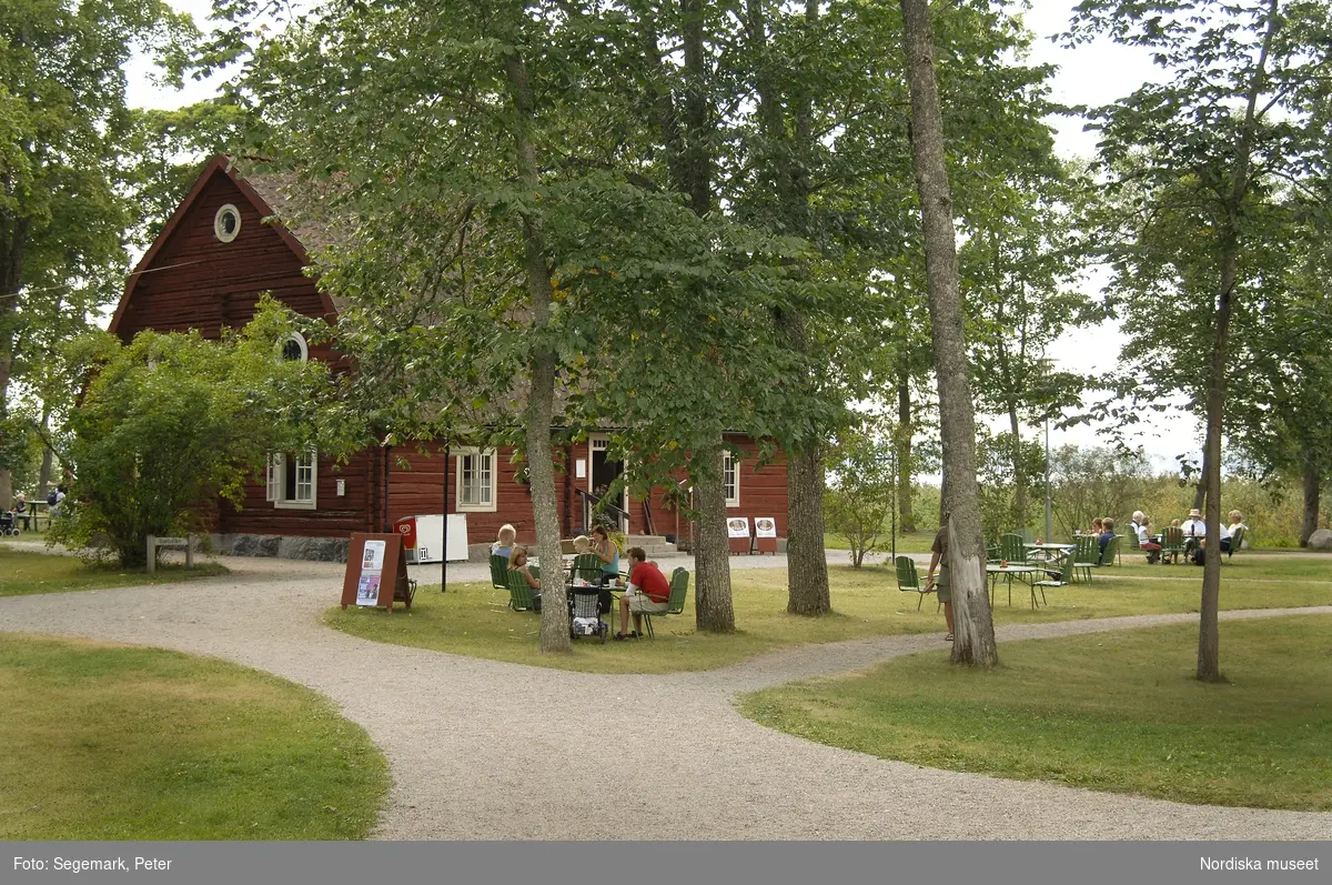 Biby Café, Bäckstugan, med besökare, Julita gård. Augusti 2006. 