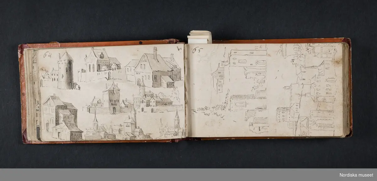 "Röda boken". Liten bok med initialerna H B på framsidan och årtalet 1728 på baksidan. Boken innehåller skisser av myter, människor, djur, byggnader och växter. Enligt medföljande utdrag ur brev från Knut Almström till direktör Fredrik Wehtje 1952 så har boken tillhört Petter Gustaf Löfström och därefter en man med efternamnet Bundred som var gravör vid Rörstrand.