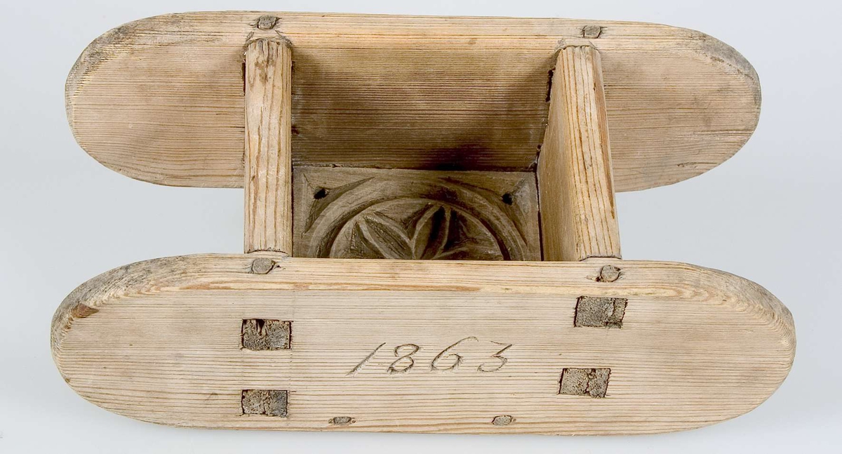 Ostform av trö. På ena sidan inristat: 1863.
 
