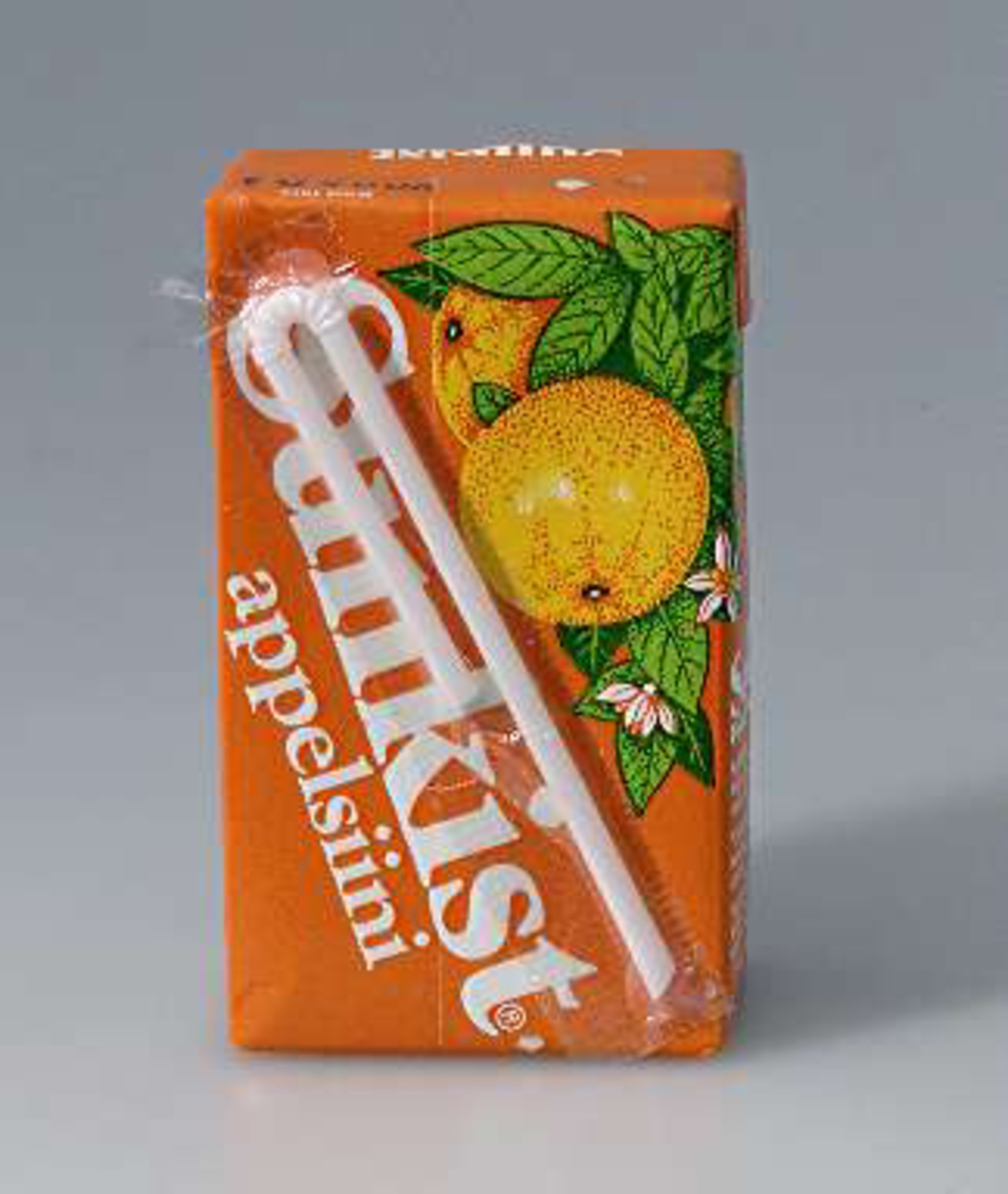 Orangefärgad rektangulär förpackning av vaxad papp med vit text: Sunkist apelsin. På baksidan sitter ett sugrör i plast fastklistrat. Hål på ovansidan för sugrör.