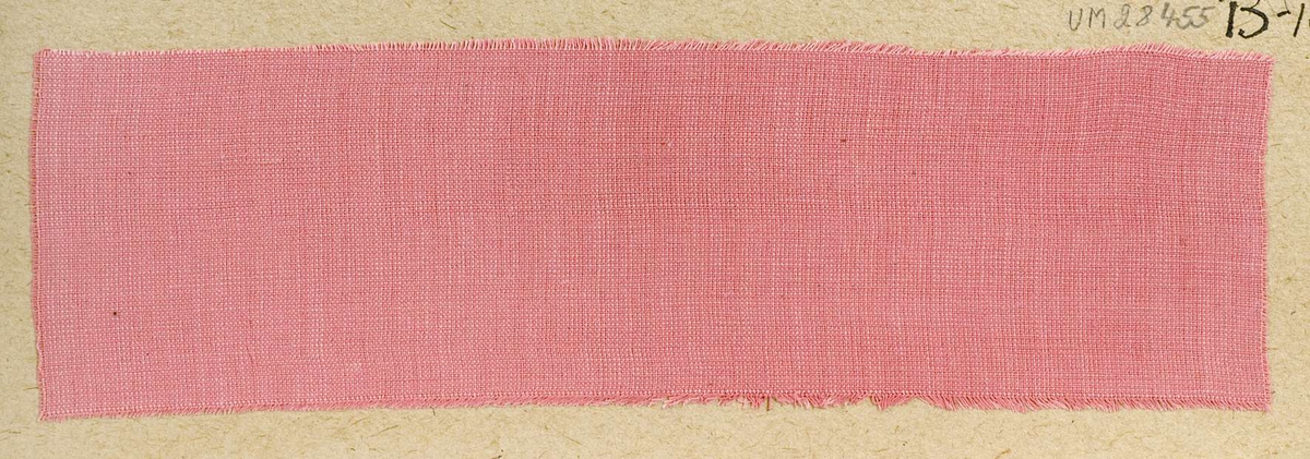 Vävprov ämnat för bomullstyg vävt med bomullsgarn i tuskaft, enfärgat rosa. Vävprovet har nummer "B-1059".