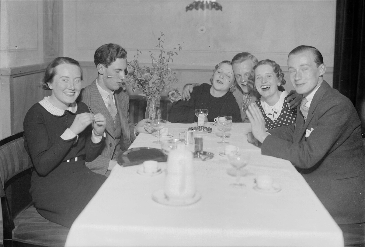 Grupp vid kaffebord, sannolikt Uppsala, 1936