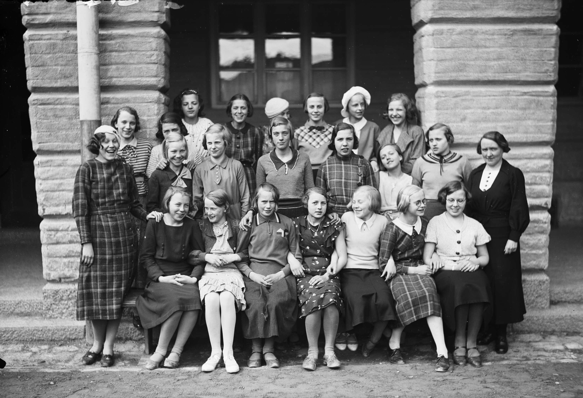 Skolklass och lärare, sannolikt Uppsala, 1935