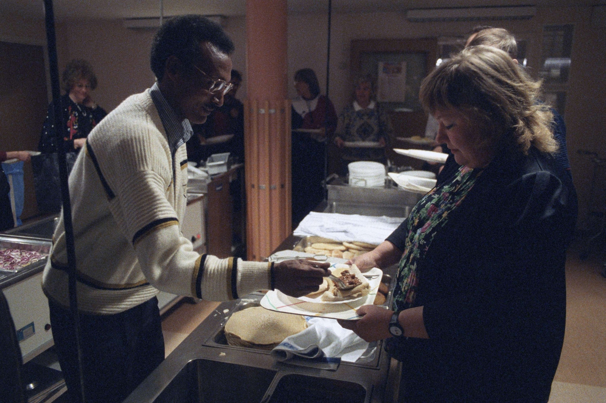 Eritreansk mat serveras i matsalen på Brantingsskolan, Sala backe, Uppsala 1992