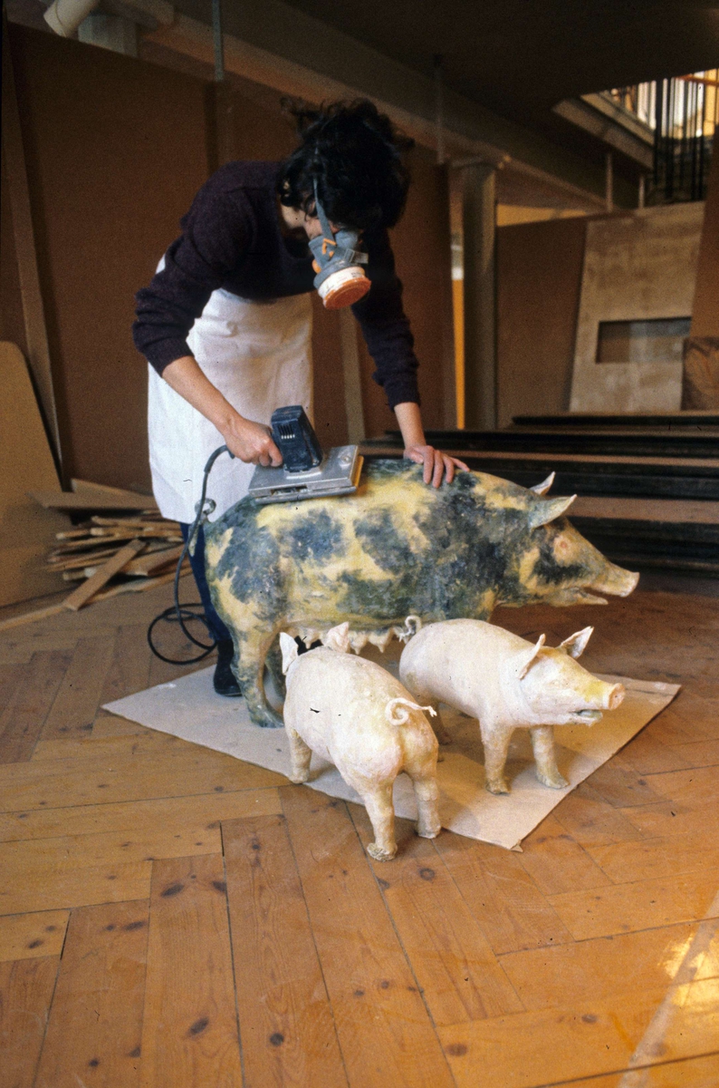 Konstnären Eva Rahmqvist arbetar med figurscen i utställningen Vårt Uppsala på Upplandsmuseet, Uppsala 1986