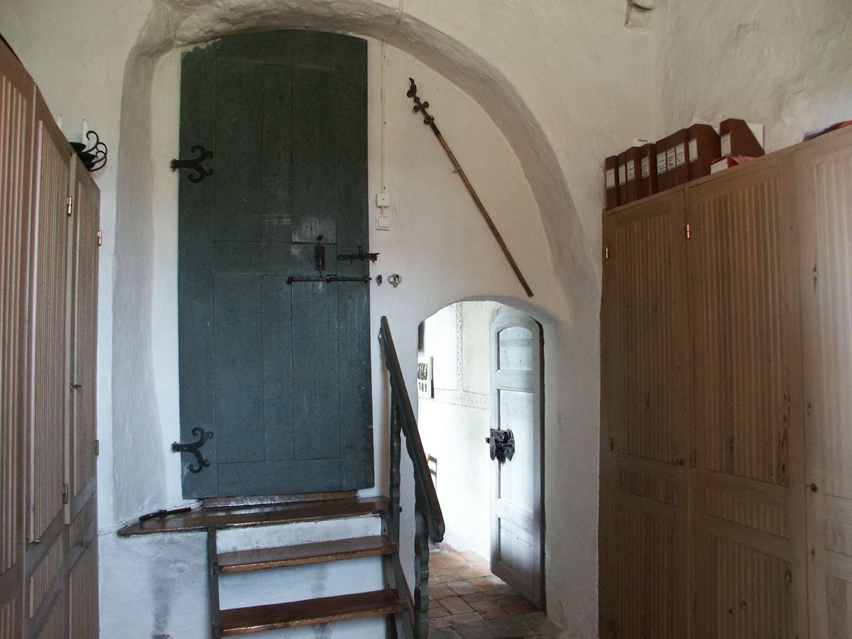 Sakristia med dörr mot koret samt trappa och dörr till predikstol, Yttergrans kyrka, Uppland 2005  