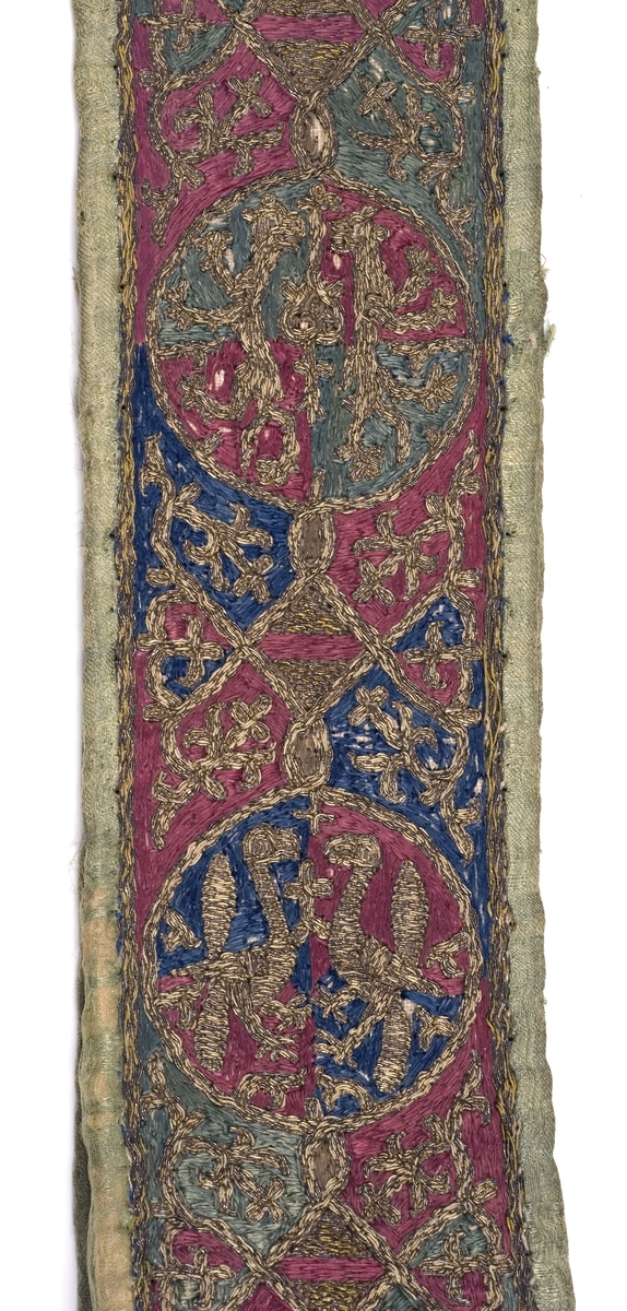 Bevarade delar av ärkebiskop Nils Allessons skrud förvärvad i Anagni eller Rom år 1295. Detalj av stolan. Romanskt broderi med framställning av parställda djur. Domkyrkomuseet, Uppsala domkyrka, Uppsala 2009
