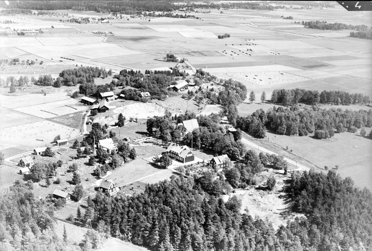 Flygfoto över Stavby med omgivande odlingslandskap, Stavby socken, Uppland 1936
