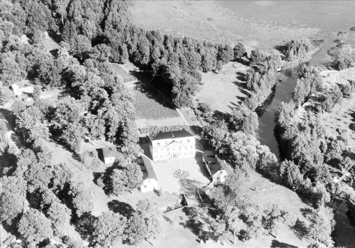 Flygfoto över Skebo bruks herrgård med omgivande marker, Ununge socken, Uppland år 1950