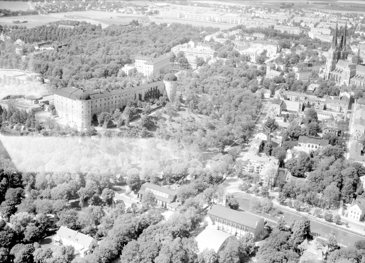Flygfoto över Uppsala med Uppsala slott och Svandammen i förgrunden, 1947