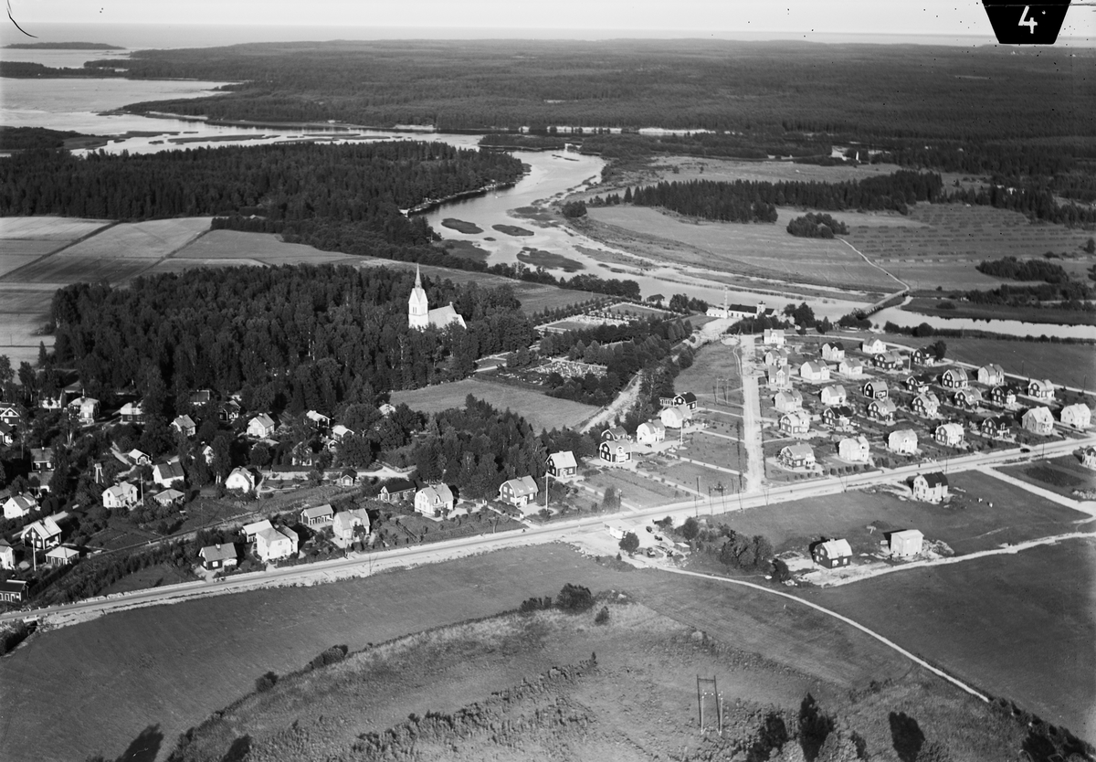 Flygfoto över Skutskär, kyrkan och kringliggande bebyggelse, Älvkarleby socken, Uppsala 1947