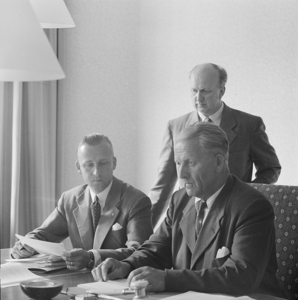 Landstingsdirektör Lennart Åberg, kanslichefen Per Elfvik (stående) och landstingets och förvaltningsutskottets ordförande Arthur E Elmroth, Uppsala, tidigt 1950-tal