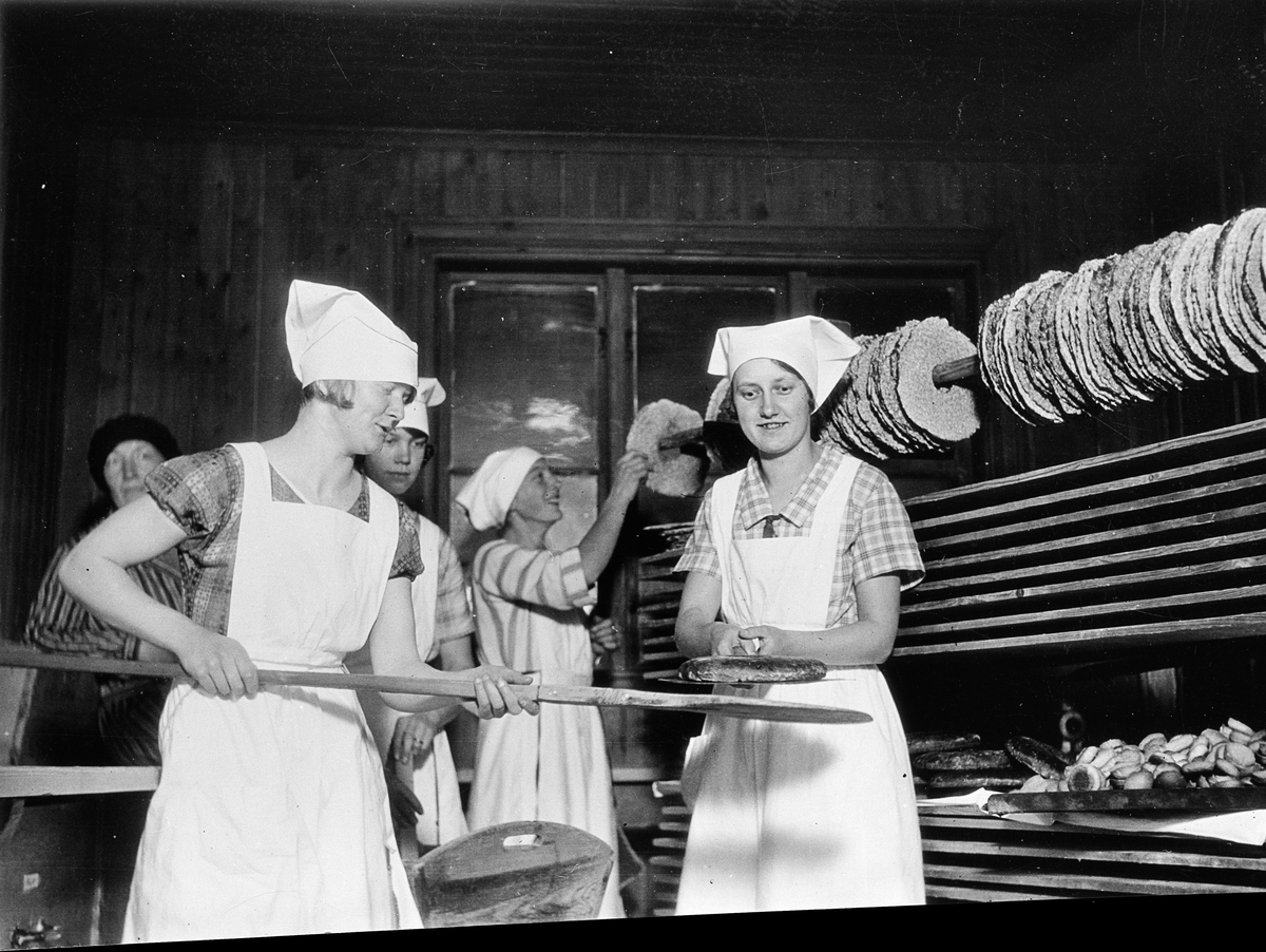 Bakning av hårdbröd, Fackskolan för huslig ekonomi, Uppsala sannolikt på 1930-talet