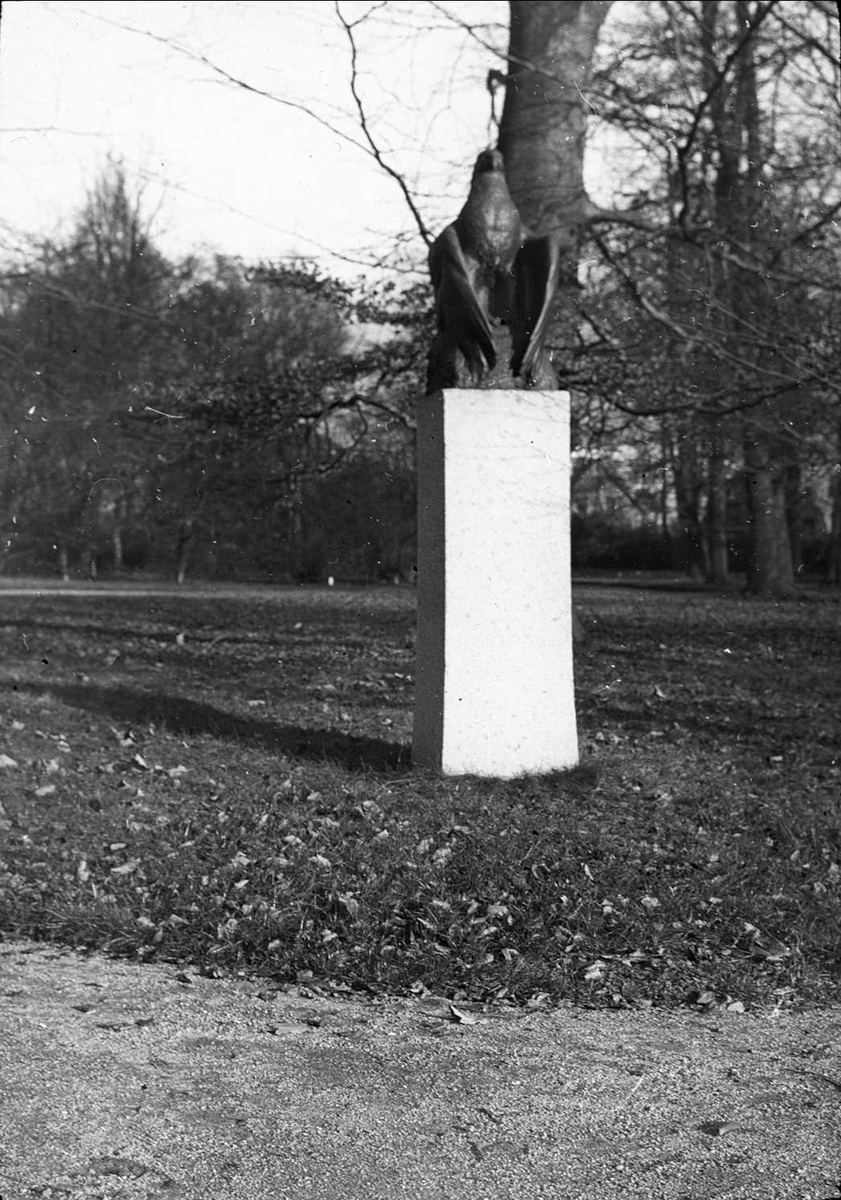 Staty av fågel i park