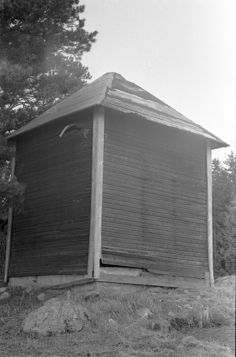 Vattencistern till vindturbin, Husby 4:1, Lilla Husby, Lena socken, Uppland 1977