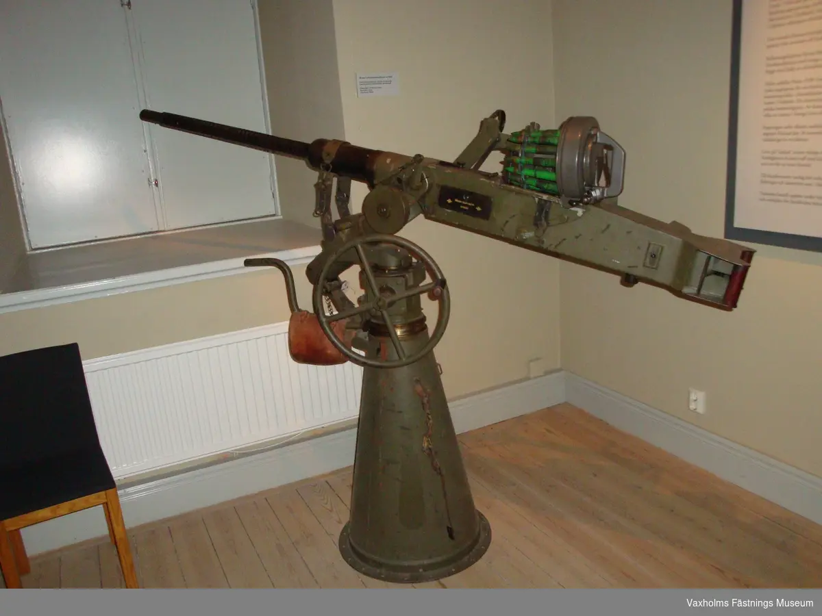 Luftvärnsautomatkanon m/1940 No. 1484
Eldhastighet: 370 skott per minut
Skottvidd: 1500 m
Tillverkning: Bofors