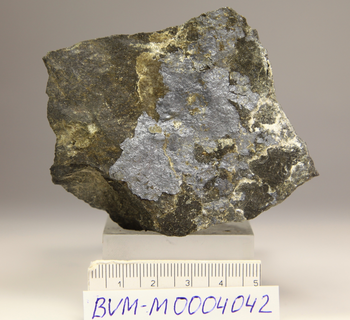 Acanthitt, tynt lag på matriks.
Nueva Nevada Mine, Batopilas, Chihuahua, Mexico.