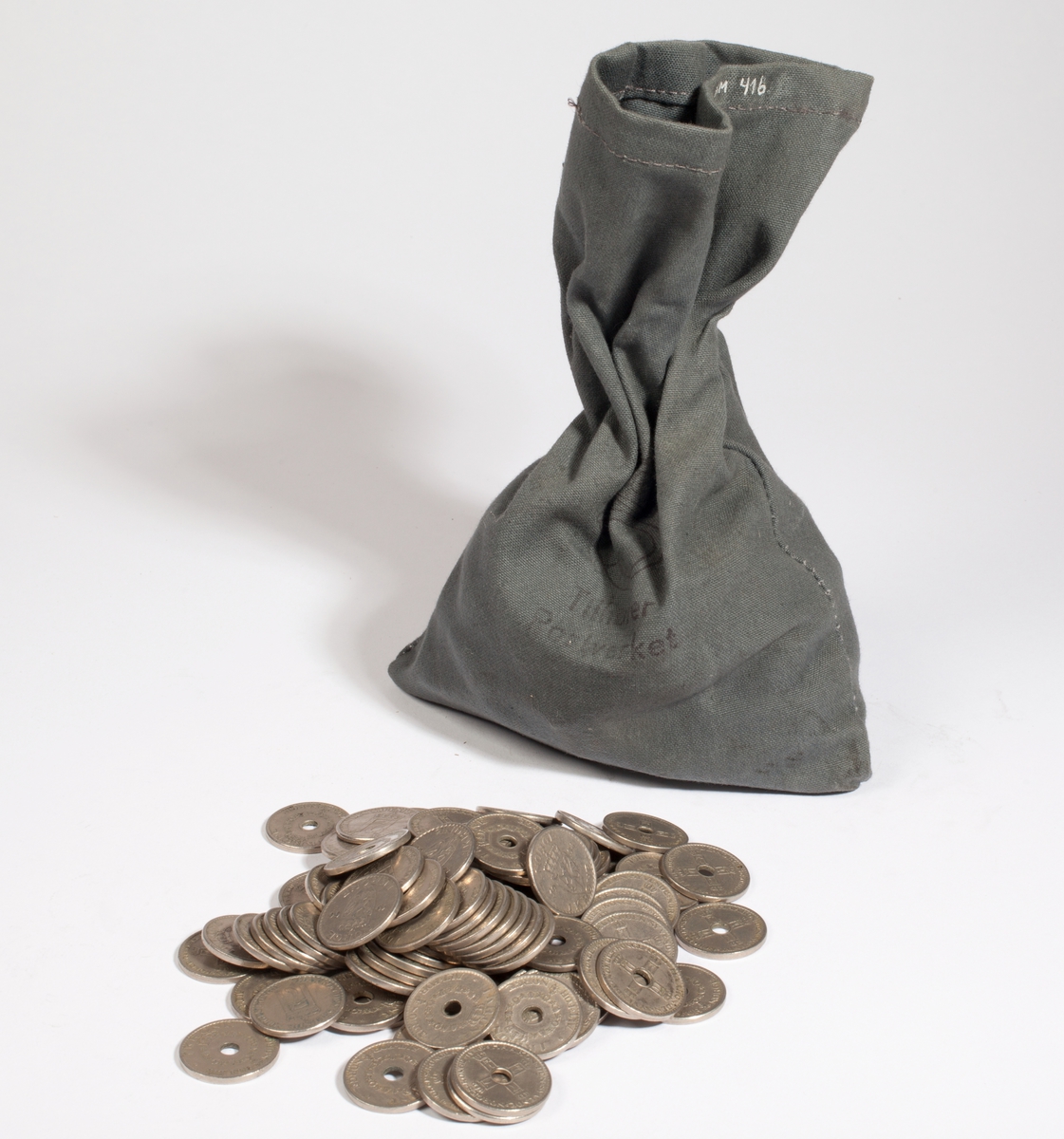Avlang pose i stoff som inneholder 499 stk 1 krones mynt.