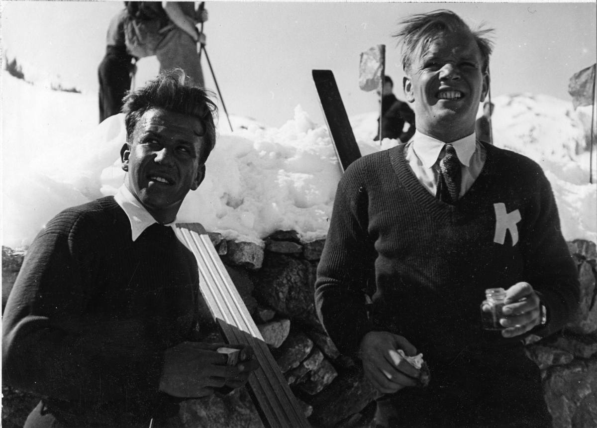 Sigmund Ruud (t.h.) og skiklubbens trener Hans Teicher. Sigmund Ruud (r.) and ski instructor Hans Teichner.