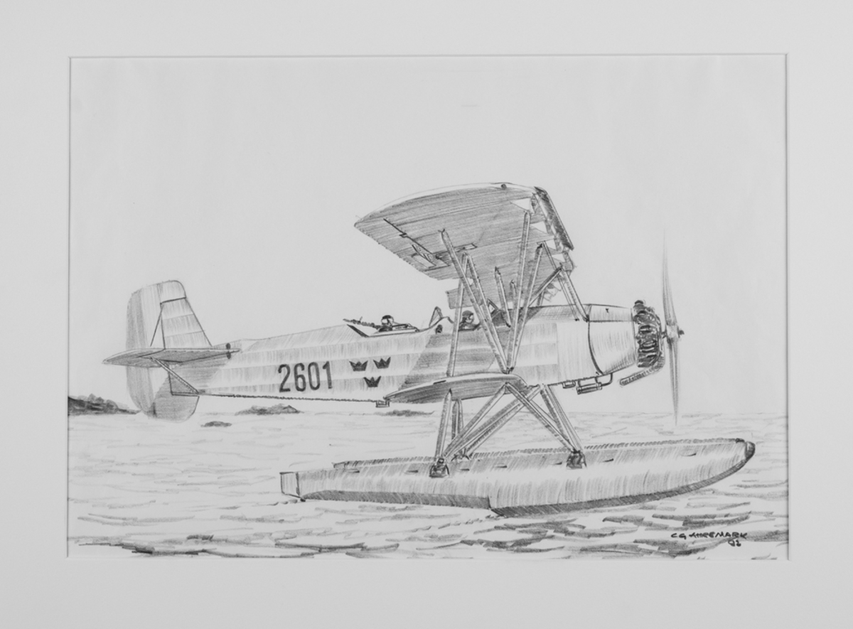 Blyertsmålning original Flygplan Ö 9 stående på vatten. Flygplanet är märkt med individnummer 2601. I förarutrymmet sitter en person. Baksits förefaller tomt men med monterad kulspruta.
