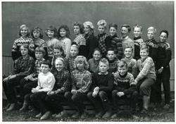 Klassebilde fra Leikvoll skole. 3., 4. og 5. klasse 1955/195