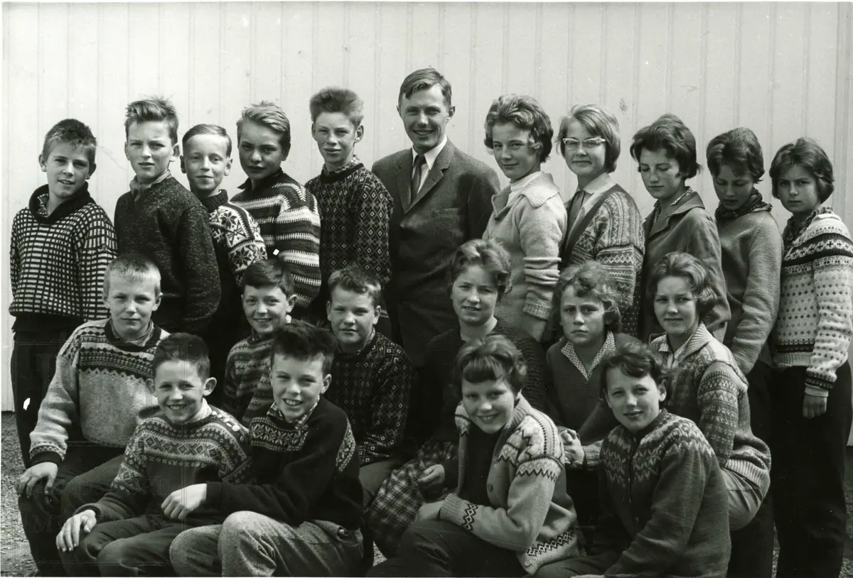 Klassebilde fra Leikvoll skole 1961. 6. og 7. klasse