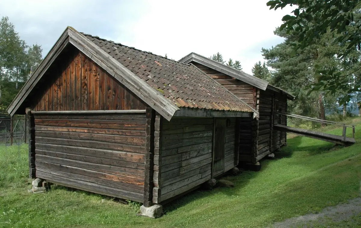 Fjøset fra en husmannsplass under garden Dvergsten er bygget i 1915, laftet og har teglsteinstak.