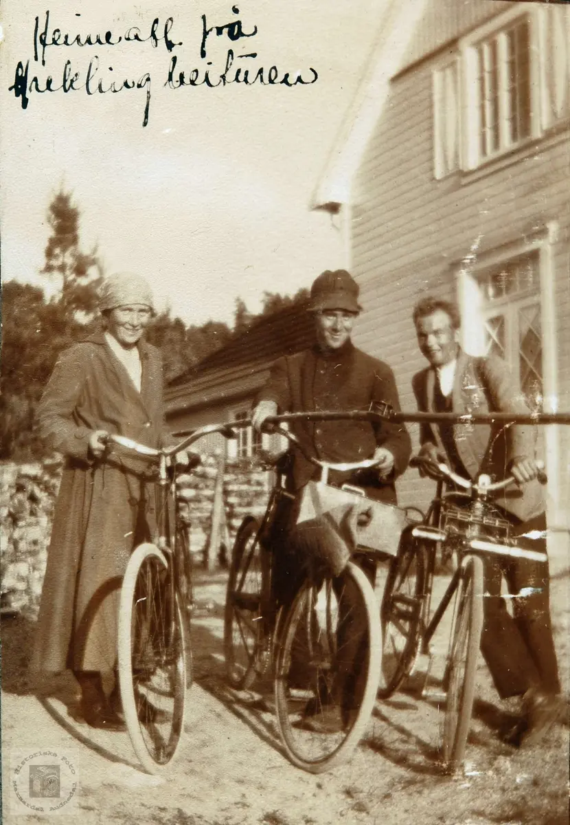 Med misjonær Asbjørn Åvig på sykkeltur, Ågedalstrand Bjelland senere Audnedal.