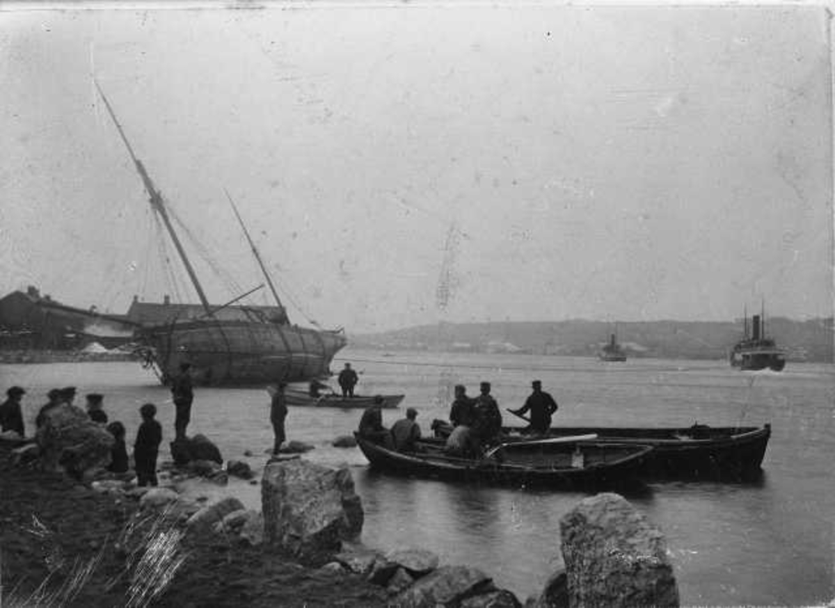 Kutteren Capella dras av grunn av en rutebåt etter å strandet i Rovigå