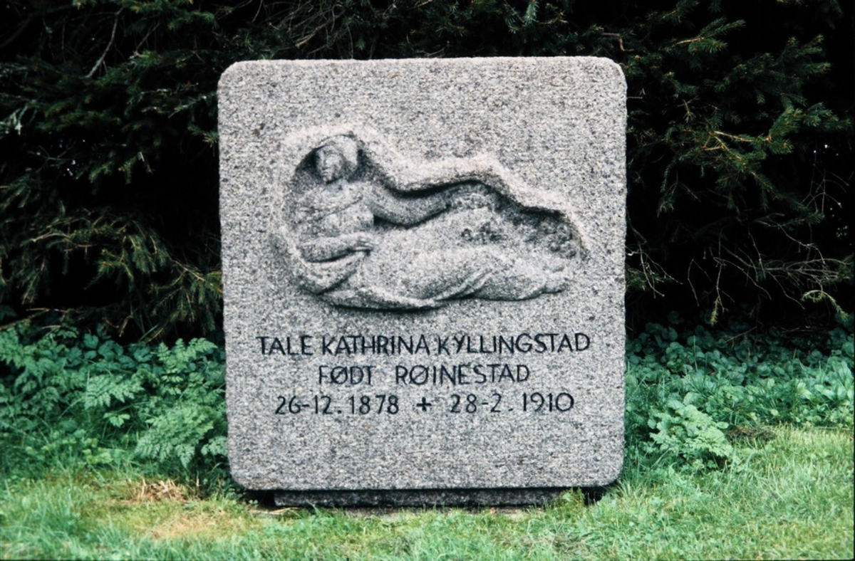 Gravstøtte til Tale Kathrina Kyllingstad, f. Røinestad på gravlunden i Kvinesdal