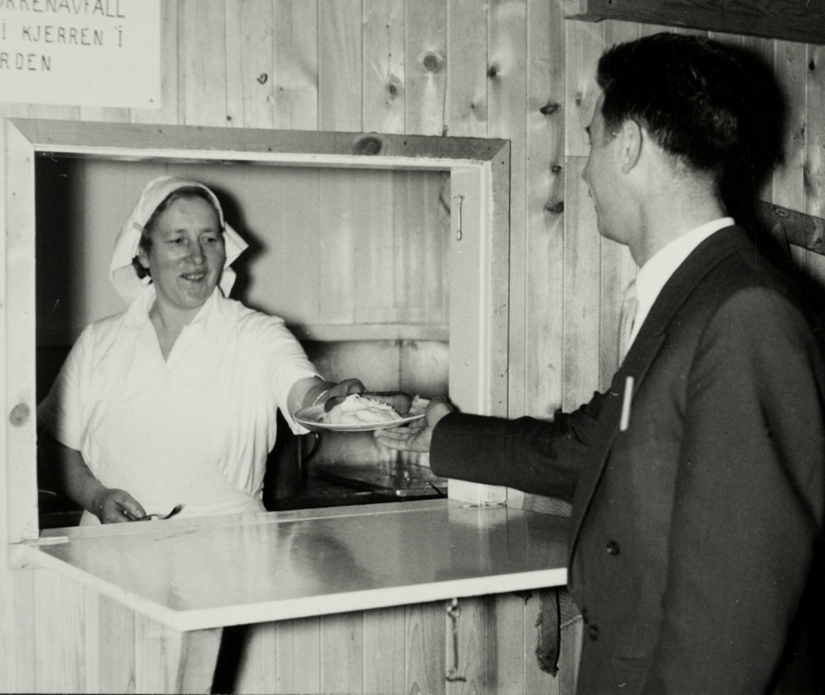 Magnus Grødeland får mat i kantinen under vårsalget til Jonas Øglænd Sandnes i 1960