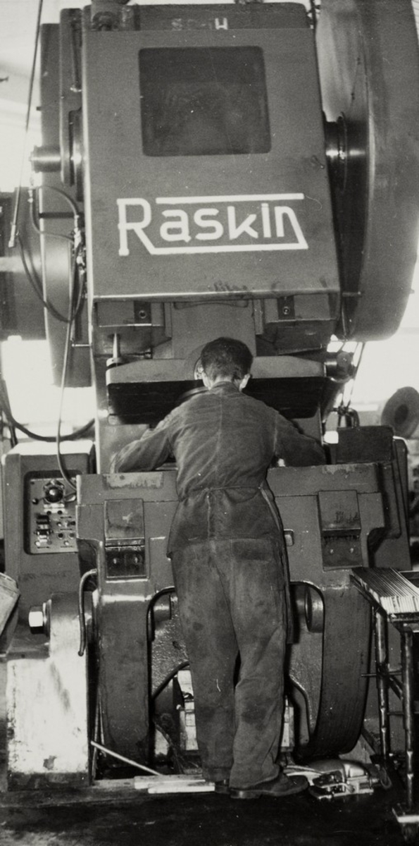 Torger Hetland jobber med den store eksenterpressen av merket "Raskin" i sykkelfabrikken til "Jonas Øglænd Sandnes".