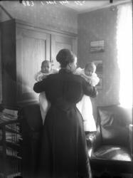 Mnne Margrethe Prytz med tvillingene Sofie og Hilda Knudsen,