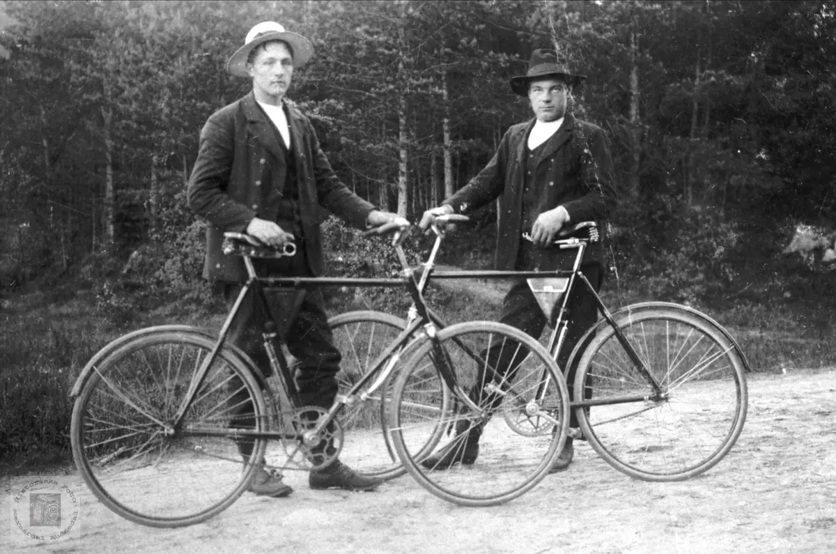 Ola og Torkel Foss på sykkel. Bjelland.