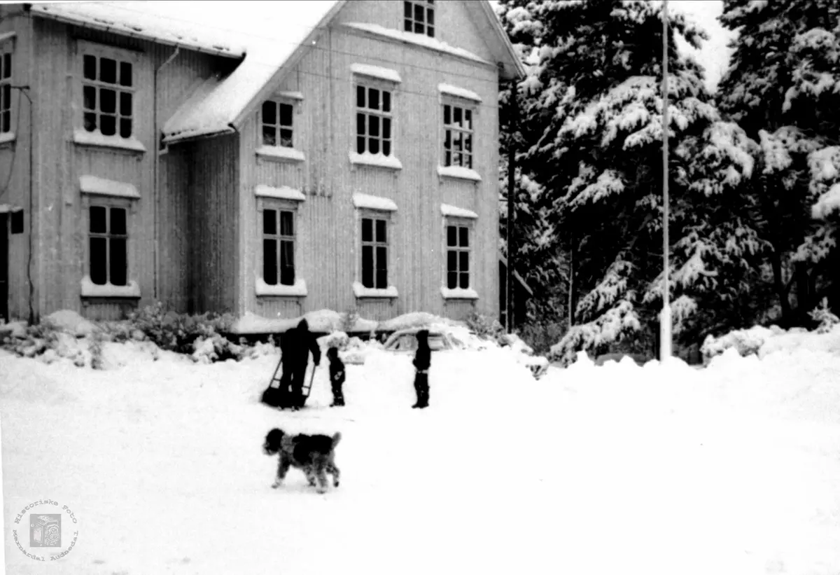 Snørydding heradshuset på Bjelland med handemakt.