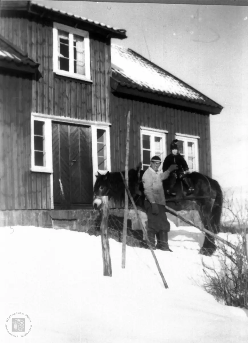 Tømmerkjøring forbi gården Hjemlestad, Bjelland.