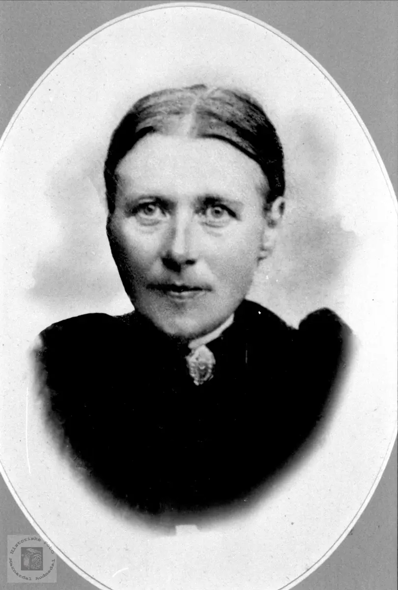 Portrett av Inger Gurine Krossen, gift Usland, Øyslebø.