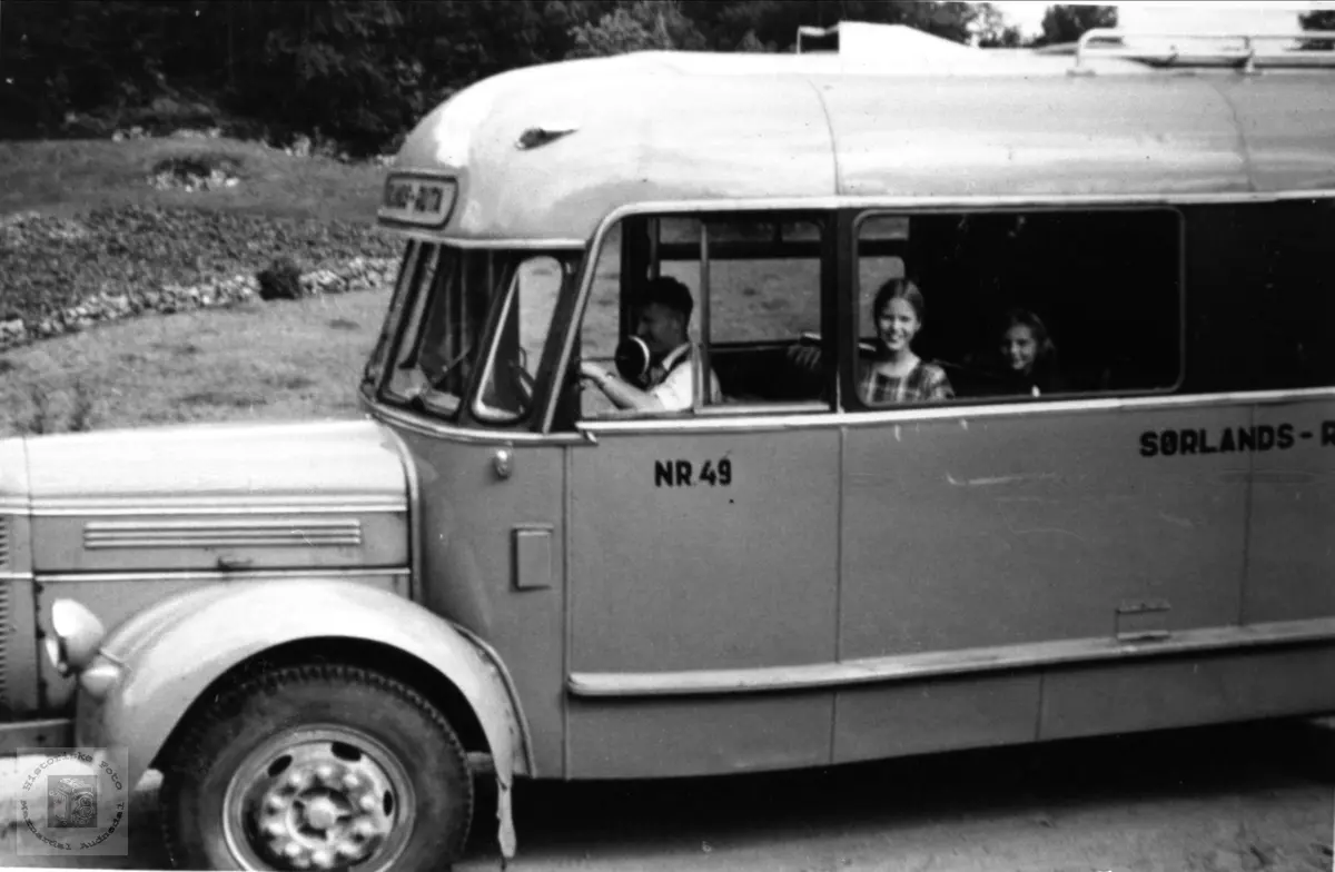 Gammel buss fra Sørlands Ruta nr 49.
Volvo "rundnese" årsmodell 1946-53.