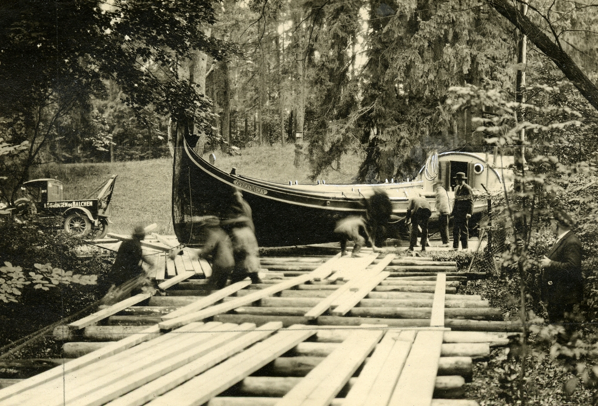 Den nordlandske Fembøringen "Opreisningen" ble kjøpt som gave av J. L. Tiedemanns Tobaksfabrik til Norsk Folkemuseum. Den ble seilet fra Sandnessjøen til Oslo i juli-august 1927 av kapten Johan Røring. Her er båten på vei til Norsk Folkemuseum.