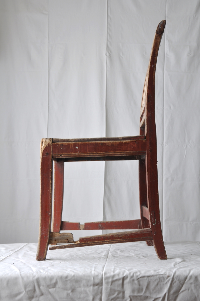 Stolen er i bjørk og furu. Den har rette bein og sete i tre. Ryggen er med utskårne treemner.